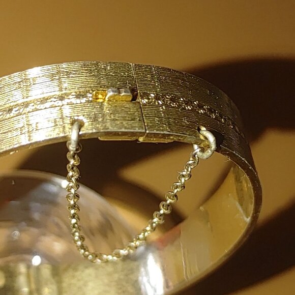 Vintage Whiting Davis Gold Tone Hinged Bangle Bracelet Safety Chain Unique - Picture 8 of 9
